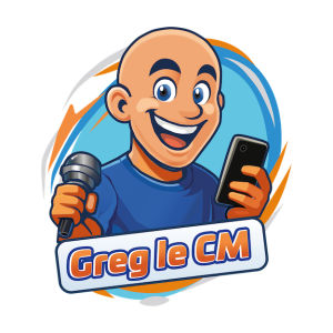 Logo mascotte de Greg le CM, community manager freelance, tenant un microphone et un smartphone.